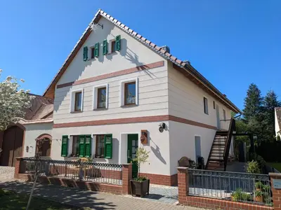 Das Gebäude in dem sich die Ferienwohnung befindet
