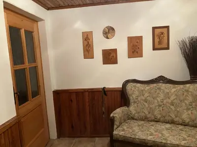 Ein Sitzbereich in der Unterkunft Berghaus am Katzenstein urgemütliches Wohnen im Wald