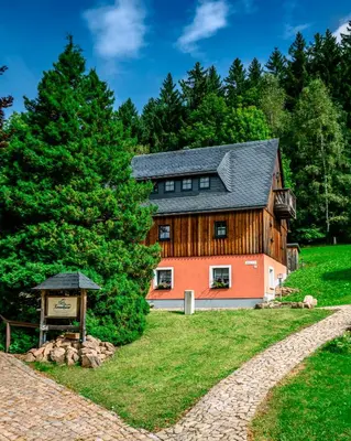 Das Gebäude in dem sich die Ferienwohnung befindet