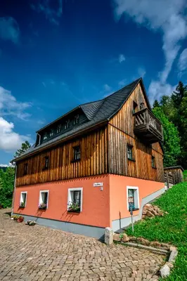 Das Gebäude in dem sich die Ferienwohnung befindet