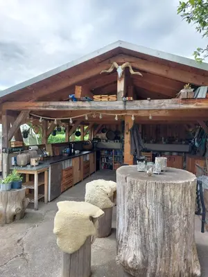 Ein Restaurant oder anderes Speiselokal in der Unterkunft Schäferwagen Auenblick Nr 5