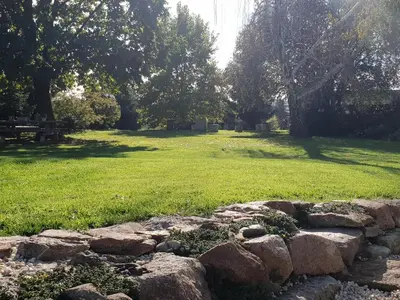 Ein Garten an der Unterkunft Schäferwagen Auenblick Nr 5