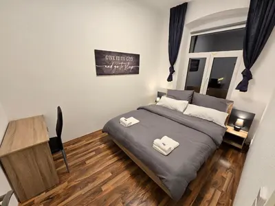 Ein Bett oder Betten in einem Zimmer der Unterkunft Boardinghouse mit 10 großen Apartments mit Parkplatz und Balkon