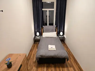 Ein Bett oder Betten in einem Zimmer der Unterkunft Boardinghouse mit 10 großen Apartments mit Parkplatz und Balkon