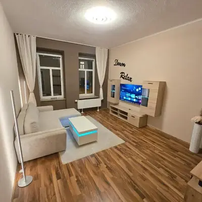 Boardinghouse mit 10 großen Apartments mit Parkplatz und Balkon