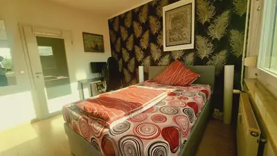 Ein Bett oder Betten in einem Zimmer der Unterkunft 3 Raum Ferienwohnung am Dresden Hauptbahnhof