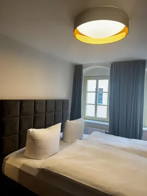 Ein Bett oder Betten in einem Zimmer der Unterkunft Ferienwohnung Wettinstraße mit 2 Schlafzimmern