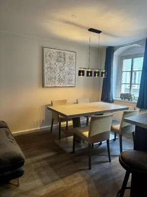 Ein Sitzbereich in der Unterkunft Ferienwohnung Wettinstraße mit 2 Schlafzimmern
