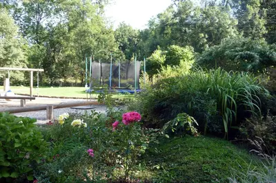 Ein Garten an der Unterkunft Barthmühle
