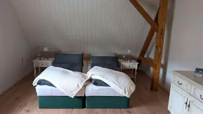 Ein Bett oder Betten in einem Zimmer der Unterkunft Wohnung am Wald in ruhiger Siedlung Panoramafenster zum höchsten Kunstwerk der Welt 5 Min zur Autobahn oder Zentrum