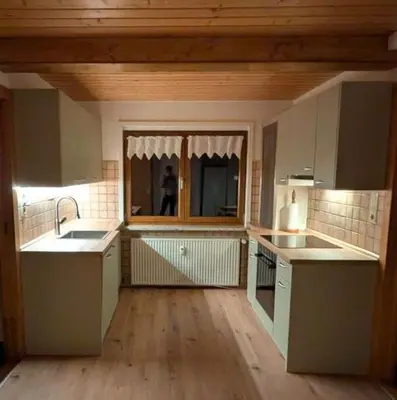 Küche/Küchenzeile in der Unterkunft Wohnung am Wald in ruhiger Siedlung Panoramafenster zum höchsten Kunstwerk der Welt 5 Min zur Autobahn oder Zentrum