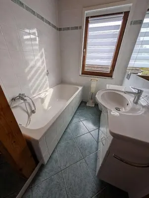 Ein Badezimmer in der Unterkunft Wohnung am Wald in ruhiger Siedlung Panoramafenster zum höchsten Kunstwerk der Welt 5 Min zur Autobahn oder Zentrum