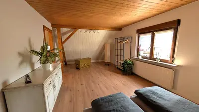 Ein Sitzbereich in der Unterkunft Wohnung am Wald in ruhiger Siedlung Panoramafenster zum höchsten Kunstwerk der Welt 5 Min zur Autobahn oder Zentrum