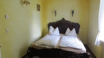 Ein Bett oder Betten in einem Zimmer der Unterkunft Märchenpension Rotkäppchen und der Wolf