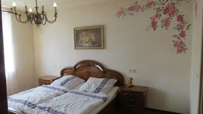 Ein Bett oder Betten in einem Zimmer der Unterkunft Märchenpension Rotkäppchen und der Wolf