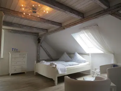 Ein Bett oder Betten in einem Zimmer der Unterkunft Märchenpension Rotkäppchen und der Wolf