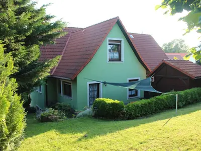 Ein Garten an der Unterkunft Apartment Geräumige Ferienwohnung mit Terrasse- in günstiger zentraler Lage in der Oberla by Interhome