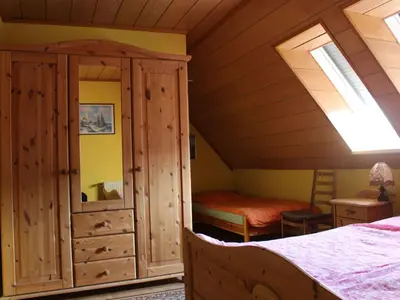 Ein Bett oder Betten in einem Zimmer der Unterkunft Apartment Geräumige Ferienwohnung mit Terrasse- in günstiger zentraler Lage in der Oberla by Interhome
