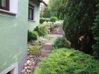Ein Garten an der Unterkunft Apartment Geräumige Ferienwohnung mit Terrasse- in günstiger zentraler Lage in der Oberla by Interhome