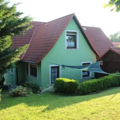 Apartment Geräumige Ferienwohnung mit Terrasse- in günstiger zentraler Lage in der Oberla by Interhome
