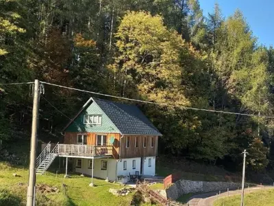 Das Gebäude in dem sich das Ferienhaus befindet