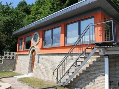 Das Gebäude in dem sich das Ferienhaus befindet
