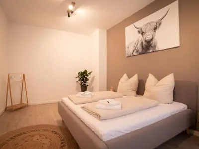 Ein Bett oder Betten in einem Zimmer der Unterkunft Apartment Große Wohnung in Zentrum mit Kleinem Garten by Interhome