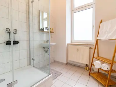 Ein Badezimmer in der Unterkunft Apartment Große Wohnung in Zentrum mit Kleinem Garten by Interhome