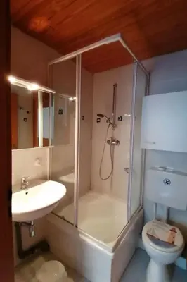 Ein Badezimmer in der Unterkunft Apartment Ledig 92662 by Interhome