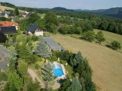 Ein allgemeiner Bergblick oder ein Berglick von des Ferienhauses aus