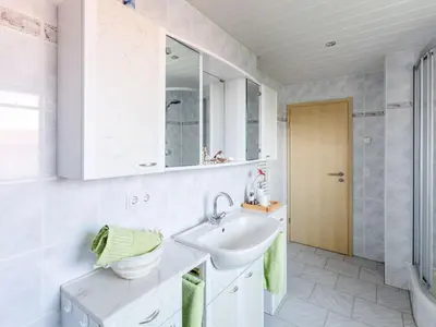 Ein Badezimmer in der Unterkunft Apartment mit Parkplatz und Fahrradunterstellmöglichkeit mit Balkon nah am Wald by Interhome