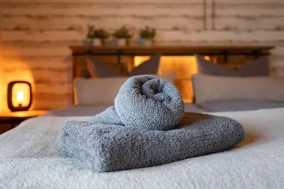 Ein Bett oder Betten in einem Zimmer der Unterkunft Wild Western Apartment - Sauna, Balkon, Netflix, Nespresso, Messe
