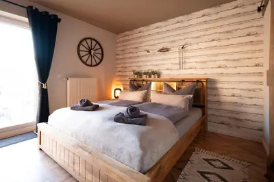 Ein Bett oder Betten in einem Zimmer der Unterkunft Wild Western Apartment - Sauna, Balkon, Netflix, Nespresso, Messe