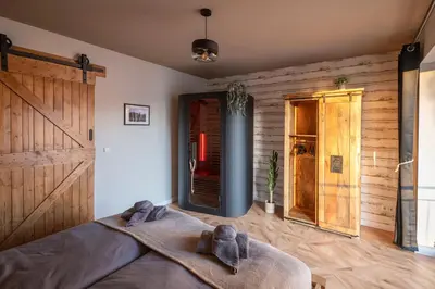 Ein Bett oder Betten in einem Zimmer der Unterkunft Wild Western Apartment - Sauna, Balkon, Netflix, Nespresso, Messe