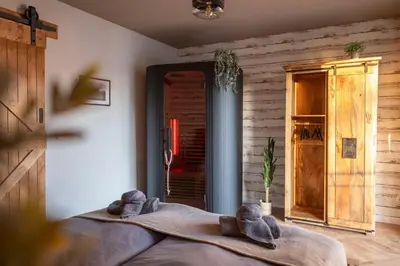 Ein Bett oder Betten in einem Zimmer der Unterkunft Wild Western Apartment - Sauna, Balkon, Netflix, Nespresso, Messe