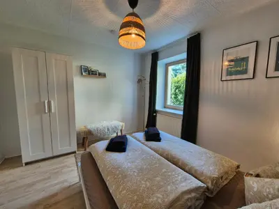 Ein Bett oder Betten in einem Zimmer der Unterkunft Zentrale ruhige Wohnung mit eigenem Garten und Grillecke nahe Klinikum