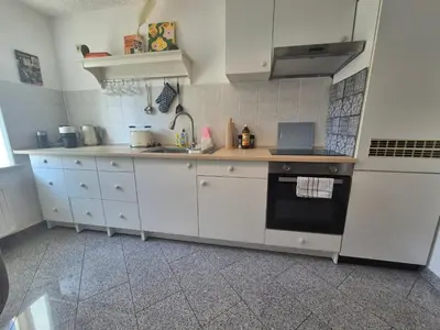 Küche/Küchenzeile in der Unterkunft Zentrale ruhige Wohnung mit eigenem Garten und Grillecke nahe Klinikum