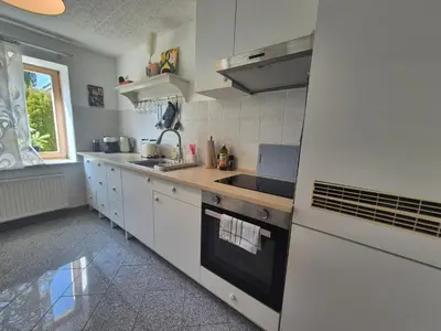 Küche/Küchenzeile in der Unterkunft Zentrale ruhige Wohnung mit eigenem Garten und Grillecke nahe Klinikum