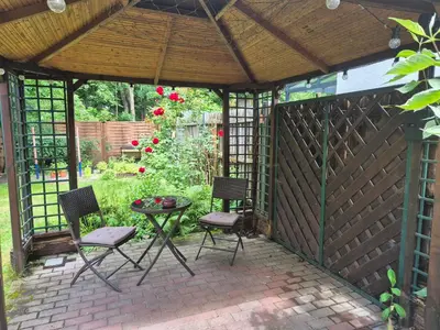 Ein Garten an der Unterkunft Zentrale ruhige Wohnung mit eigenem Garten und Grillecke nahe Klinikum