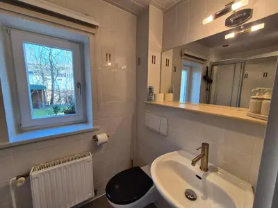 Ein Badezimmer in der Unterkunft Zentrale ruhige Wohnung mit eigenem Garten und Grillecke nahe Klinikum