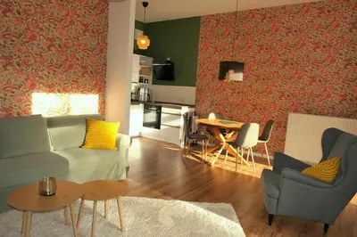 Ein Sitzbereich in der Unterkunft Apartment KARL KASSBERG mit sonnigem Balkon