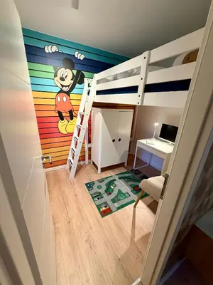Ein Bett oder Betten in einem Zimmer der Unterkunft Ferienwohnung Kathy - Moderne, stilvolle Ferienwohnung mit Balkon, Sauna und kostenlosem Parkplatz im schönen Elbsandsteingebirge