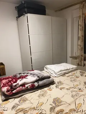 Ein Bett oder Betten in einem Zimmer der Unterkunft sharing room in apartment