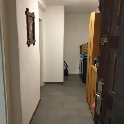 sharing room in apartment