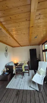 Ein Sitzbereich in der Unterkunft gemütliches Ferienhaus mit privatem Außenpool