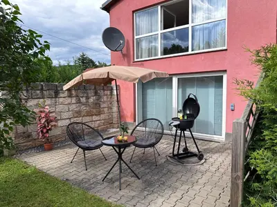 Ein Garten an der Unterkunft Schöne Wohnung 80qm in ruhiger Lage am Wald mit Billardzimmer