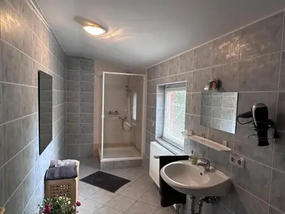 Ein Badezimmer in der Unterkunft Schöne Wohnung 80qm in ruhiger Lage am Wald mit Billardzimmer