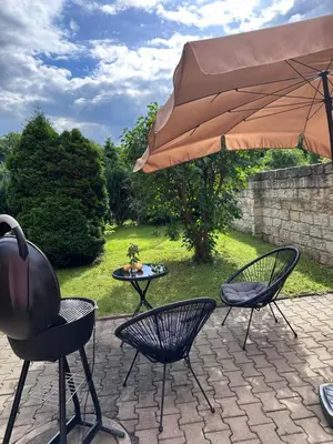 Ein Garten an der Unterkunft Schöne Wohnung 80qm in ruhiger Lage am Wald mit Billardzimmer
