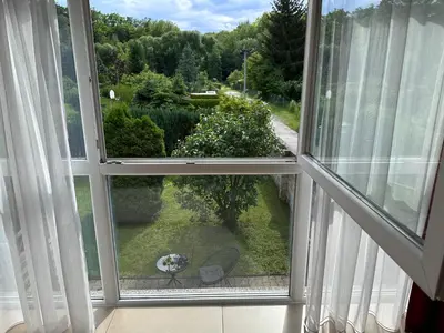 Ein Garten an der Unterkunft Schöne Wohnung 80qm in ruhiger Lage am Wald mit Billardzimmer