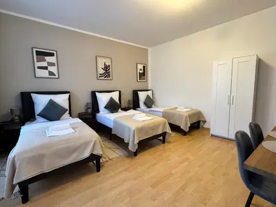 Ein Bett oder Betten in einem Zimmer der Unterkunft Arminos Large Group Apartment- 3 Zimmer & 2 WCs